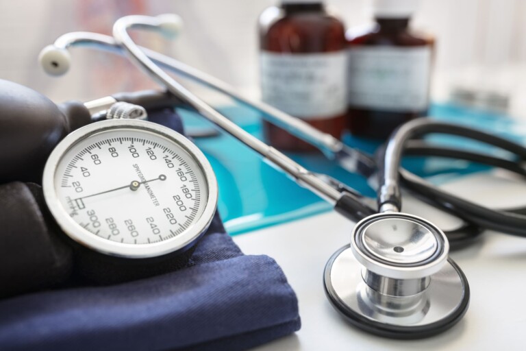 blood pressure gaudge and stethoscope dl9sh85